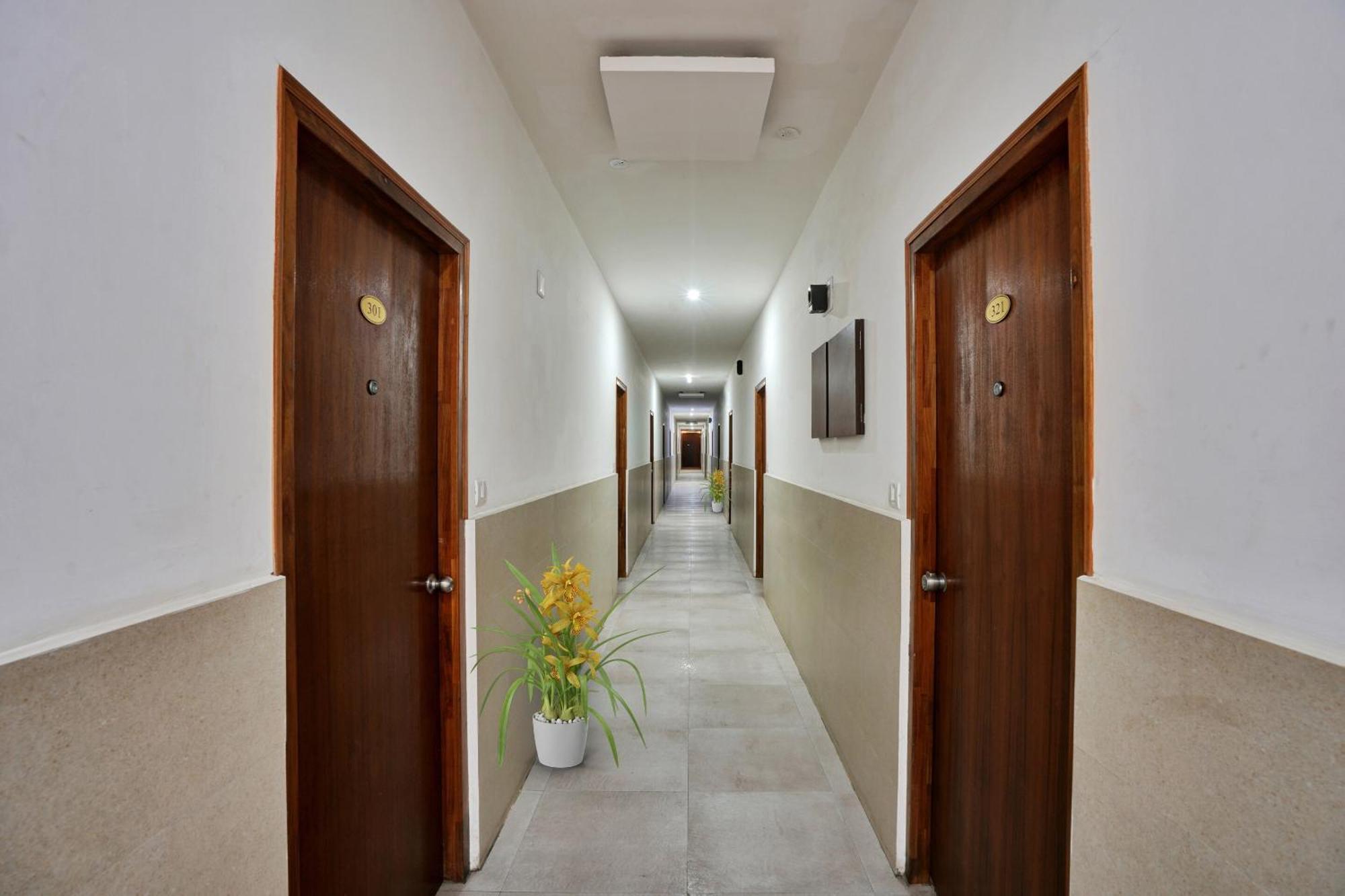 B Six Hotel Бангалор Экстерьер фото