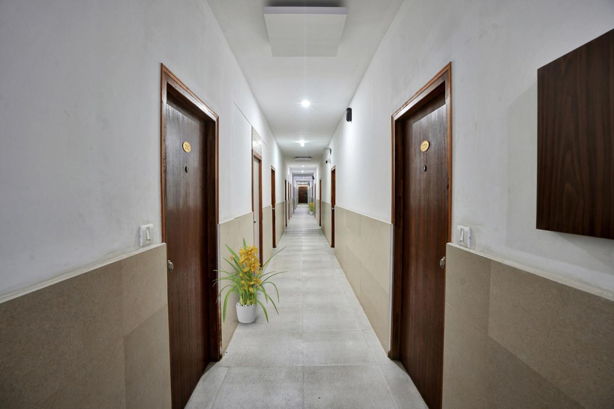 B Six Hotel Бангалор Экстерьер фото
